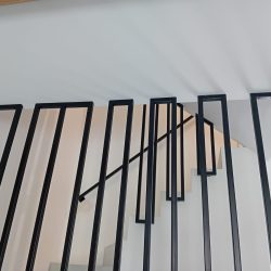 Minimalistyczna balustrada loftowa