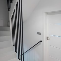 Minimalistyczna balustrada loftowa