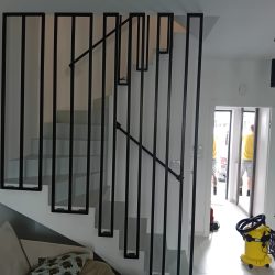 Minimalistyczna balustrada loftowa