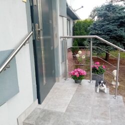 Balustrada nierdzewna zewnętrzna – nowoczesne i trwałe rozwiązanie