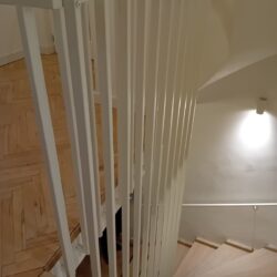 Minimalistyczna balustrada typu „Harfa” w kolorze białym