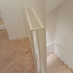 Minimalistyczna balustrada typu „Harfa” w kolorze białym