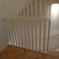 Minimalistyczna balustrada typu „Harfa” w kolorze białym