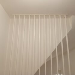 Minimalistyczna balustrada typu „Harfa” w kolorze białym