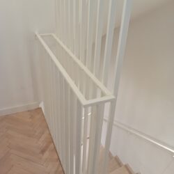 Minimalistyczna balustrada typu „Harfa” w kolorze białym