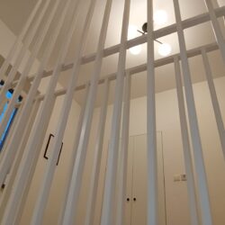 Minimalistyczna balustrada typu „Harfa” w kolorze białym