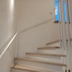 Minimalistyczna balustrada typu „Harfa” w kolorze białym