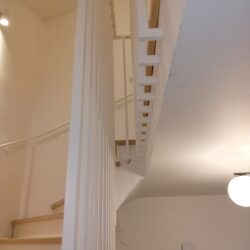 Minimalistyczna balustrada typu „Harfa” w kolorze białym