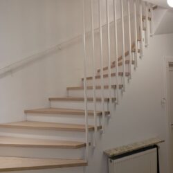 Minimalistyczna balustrada typu „Harfa” w kolorze białym