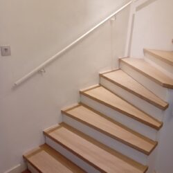 Minimalistyczna balustrada typu „Harfa” w kolorze białym