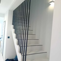 Balustrada harfowa – nowoczesna forma bezpieczeństwa i designu