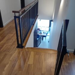 Balustrada schodowa z furtkami zabezpieczającymi