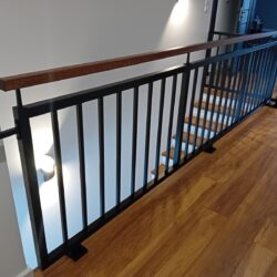Balustrada schodowa z furtkami zabezpieczającymi