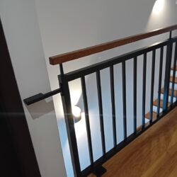 Balustrada schodowa z furtkami zabezpieczającymi