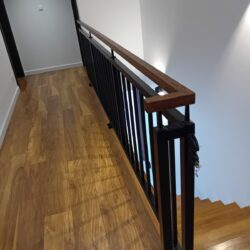 Balustrada schodowa z furtkami zabezpieczającymi